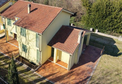 Detached house in Atina