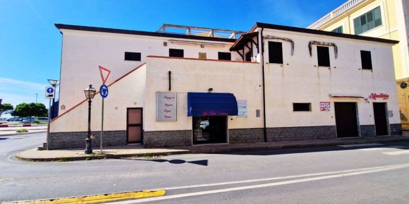 Kommersiell byggnad i Cetraro