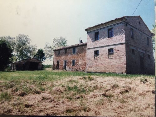 Klein huisje op het platteland in Cartoceto