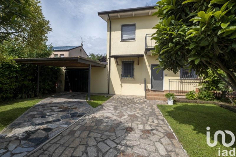 Terraced house in Goito