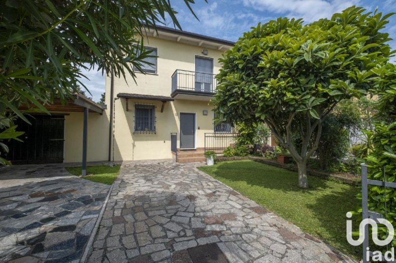 Terraced house in Goito