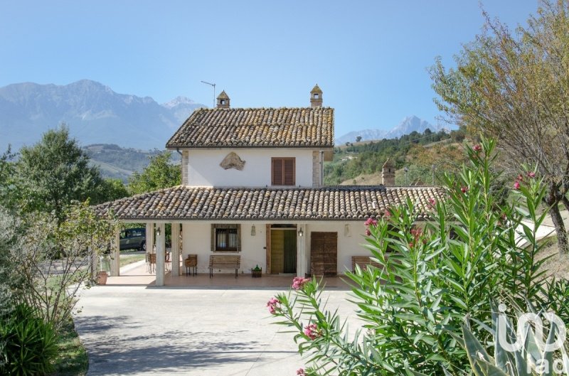 Farmhouse in Castiglione Messer Raimondo