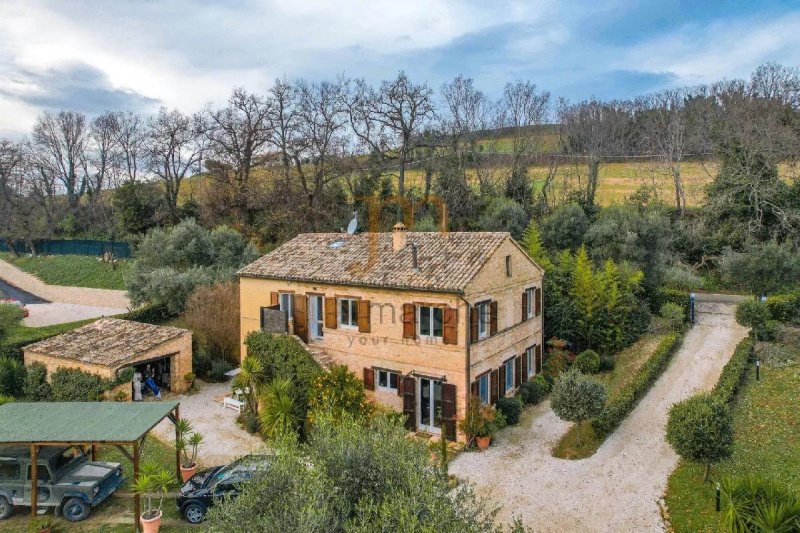 Отдельно стоящий дом в Монтекозаро