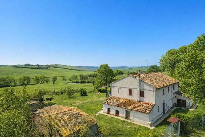 Отдельно стоящий дом в Сан-Костанцо