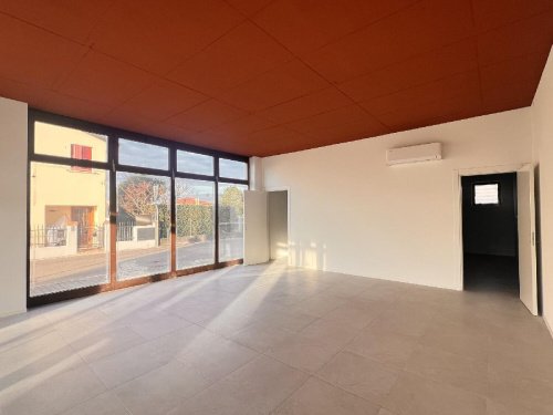 Kommersiell byggnad i Vedelago