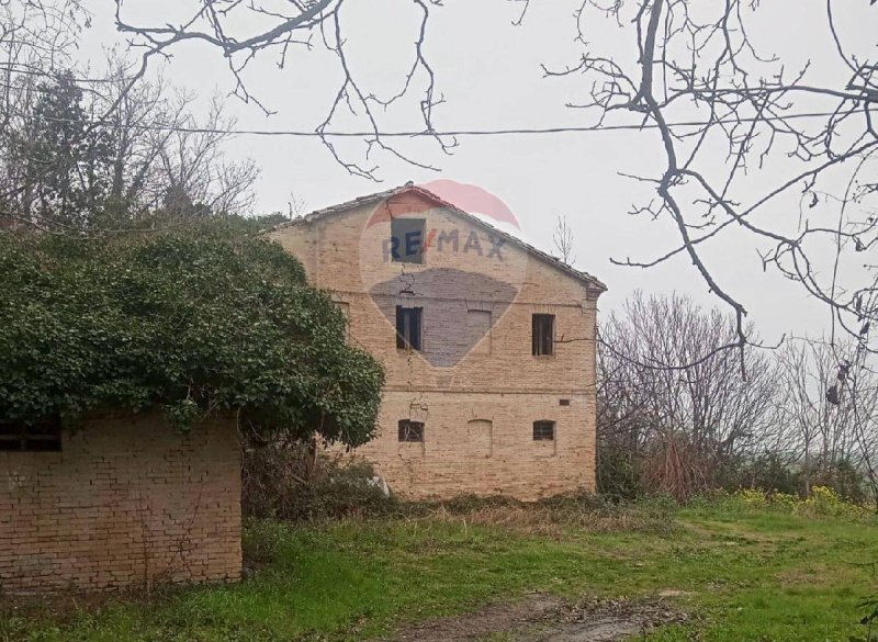 Klein huisje op het platteland in Morro d'Alba