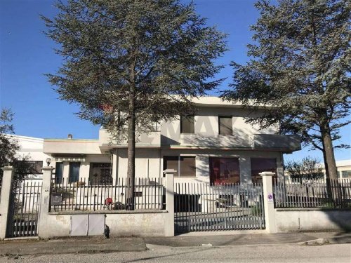 Inmueble comercial en Falconara Marittima