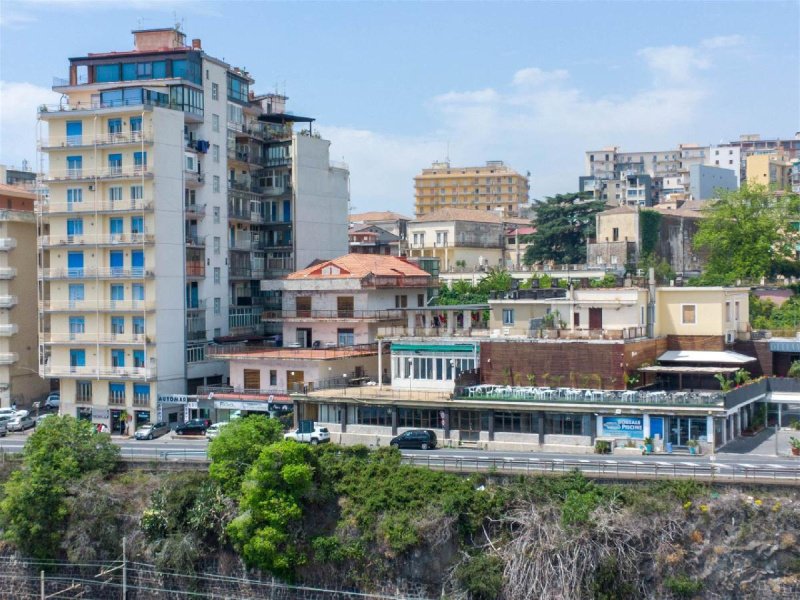 Edifício comercial em Acireale