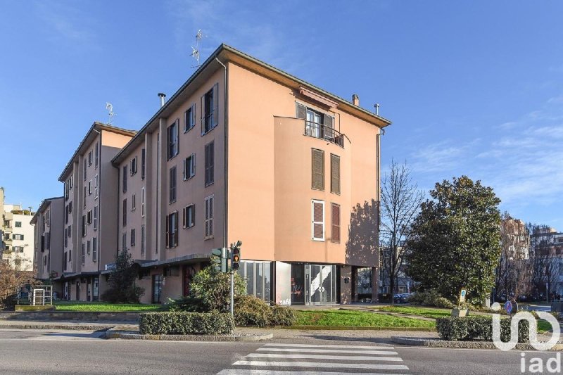 Edifício comercial em Vedano al Lambro