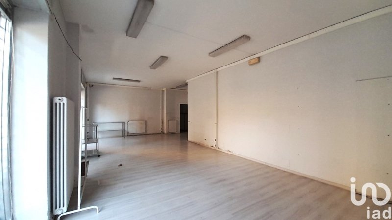 Kommersiell byggnad i Erba