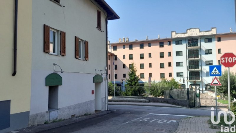 Kommersiell byggnad i Calolziocorte