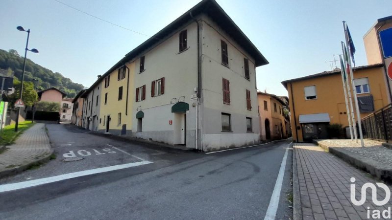 Kommersiell byggnad i Calolziocorte