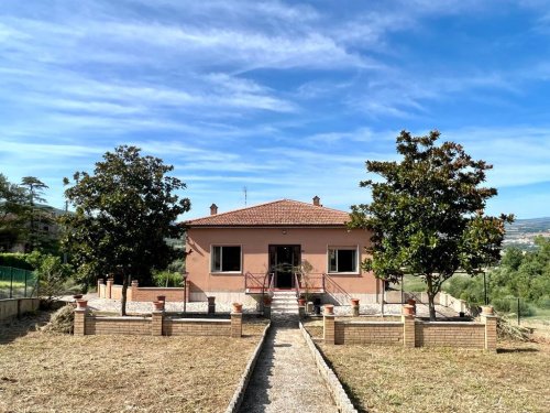 Detached house in Todi