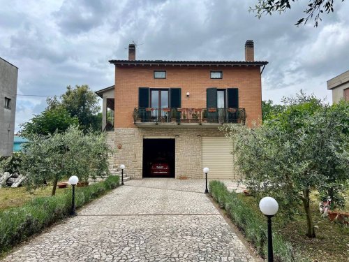 Casa indipendente a Massa Martana