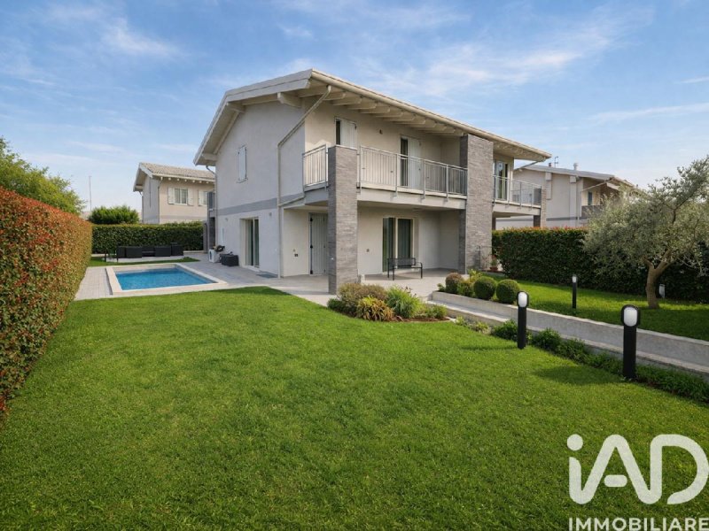 Особняк из двух квартир в Кастильоне-делле-Стивьере