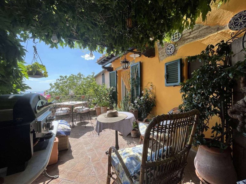 Top-to-bottom house in Cortona