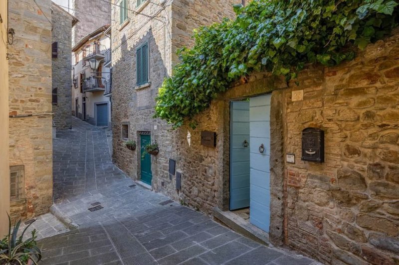 Top-to-bottom house in Cortona