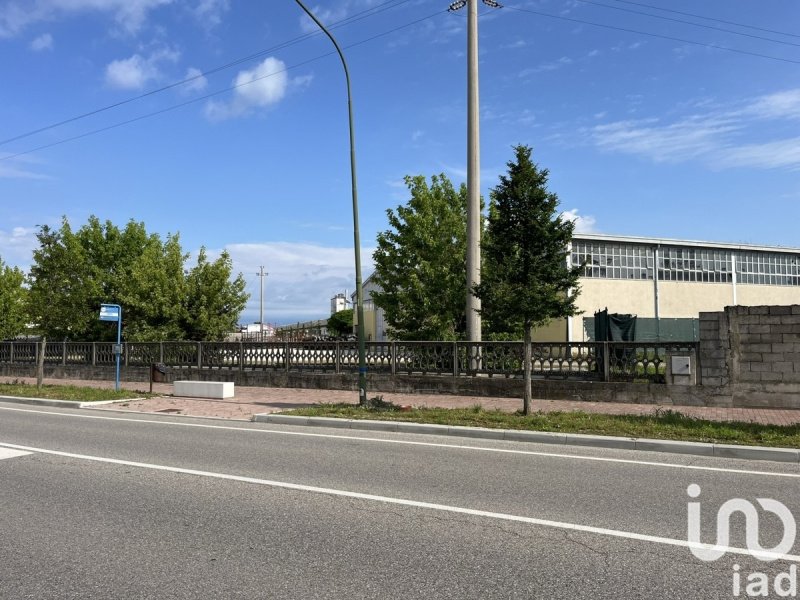 Edifício comercial em Medole