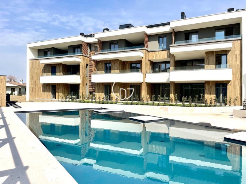 加尔达湖群滨代森扎诺公寓