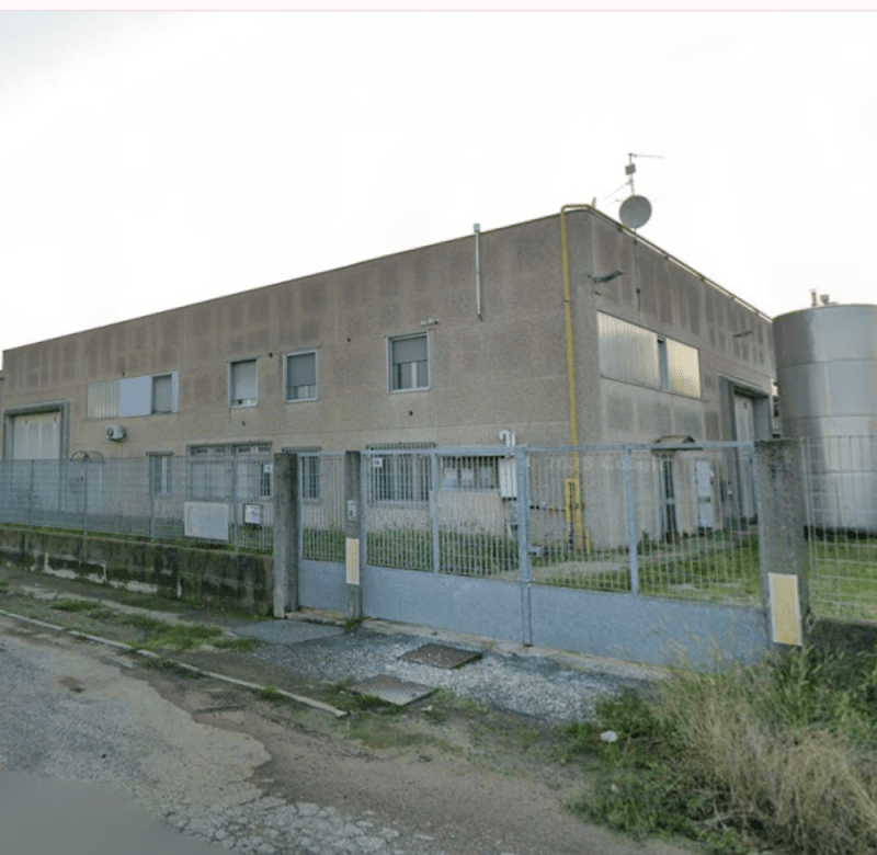 Kommersiell byggnad i Borgo San Giacomo