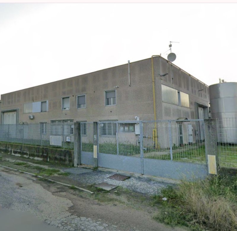 Kommersiell byggnad i Borgo San Giacomo