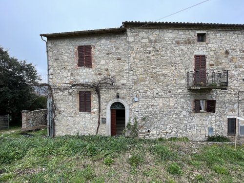 Top-to-bottom house in Todi