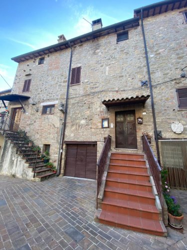 Hus från källare till tak i Gualdo Cattaneo