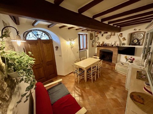Hus från källare till tak i Todi