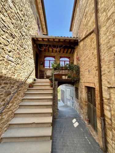 Top-to-bottom house in Todi