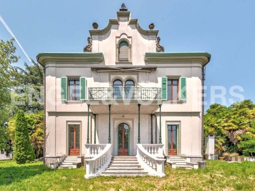 Villa in Montano Lucino