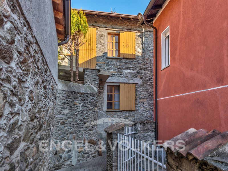 Hus från källare till tak i Pianello del Lario