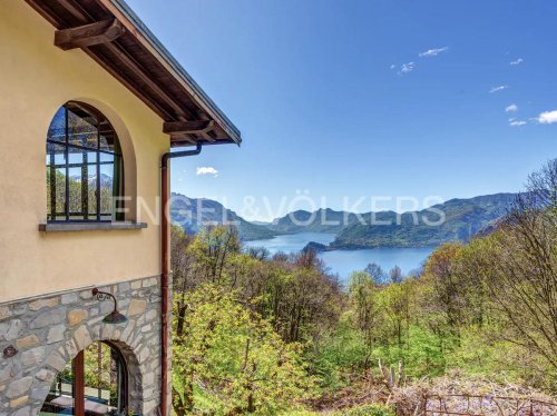 Detached house in Plesio