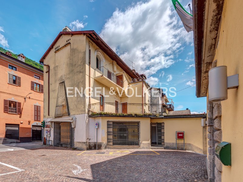 格拉韦多纳联合镇排楼