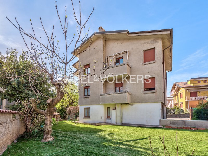 Дом в Манделло-дель-Ларио