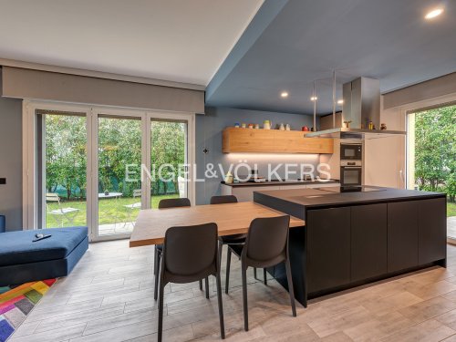 Half-vrijstaande woning in Oggiono