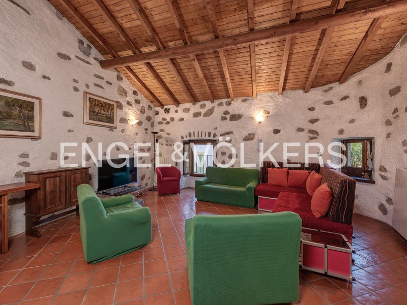 Hus från källare till tak i Bellano