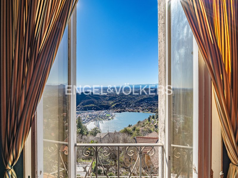 Villa in Brunate