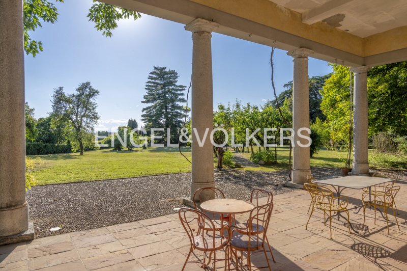 Villa à Casnate con Bernate
