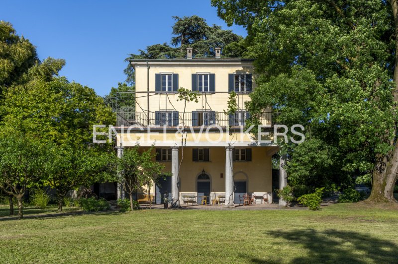 Villa à Casnate con Bernate