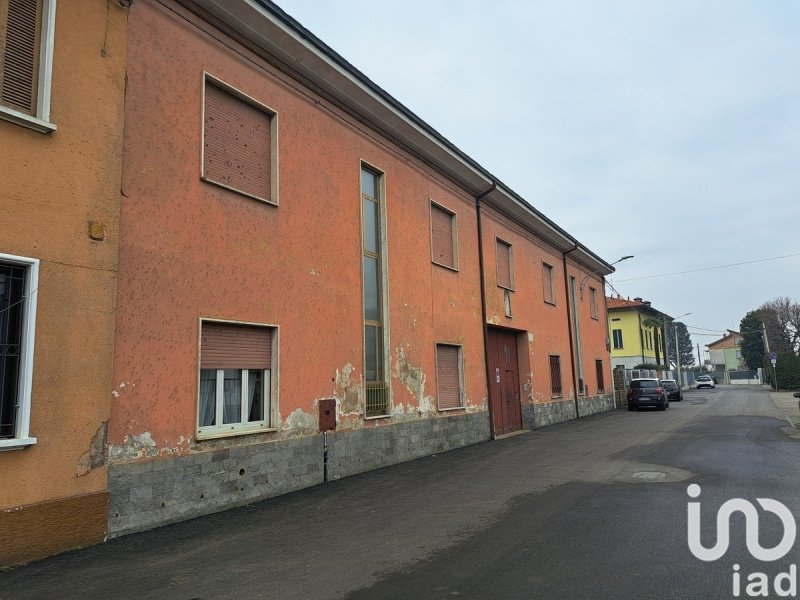 Edificio en Rovello Porro