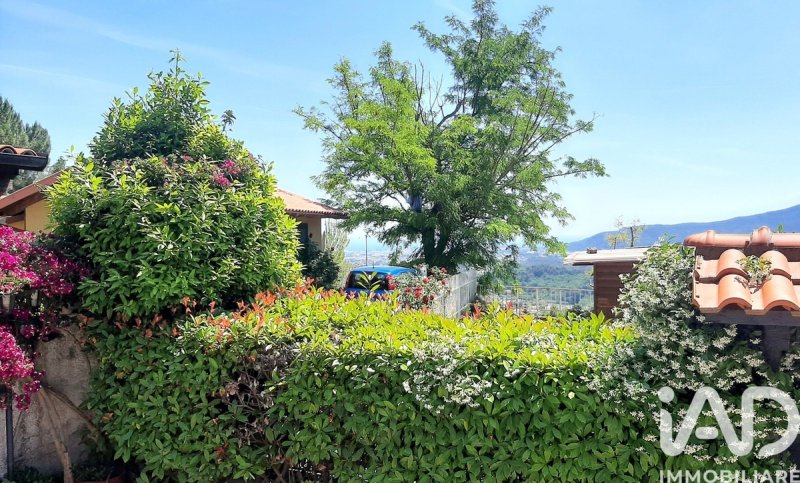 Detached house in Cisano sul Neva