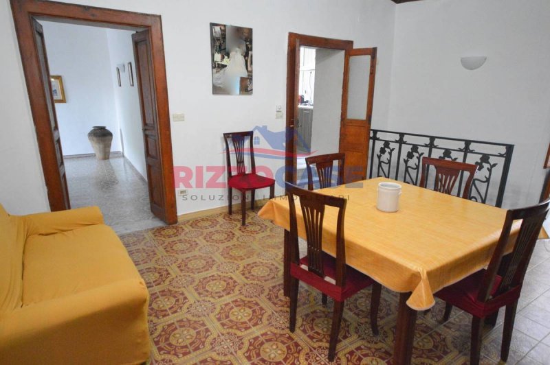 Half-vrijstaande woning in Corigliano-Rossano