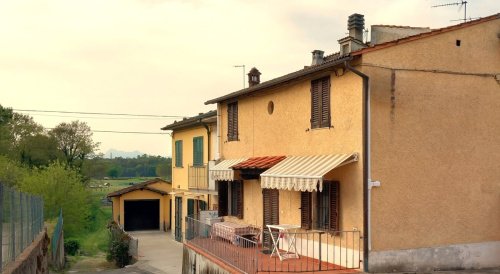 Hus från källare till tak i Santa Croce sull'Arno