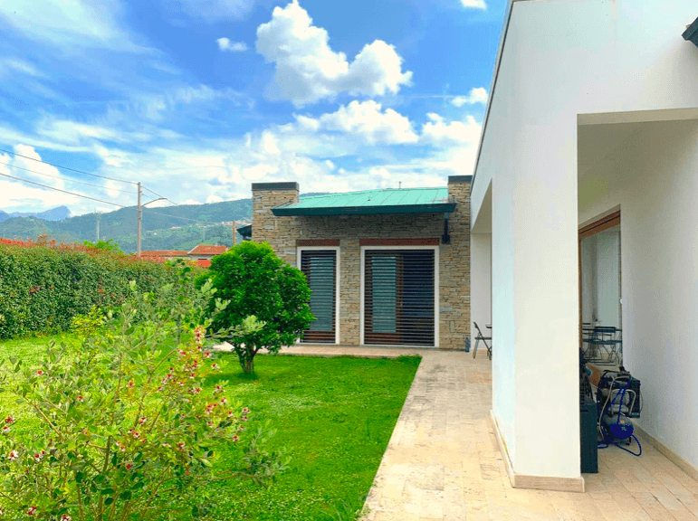 Villa a Montignoso