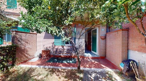 Terraced house in Massa