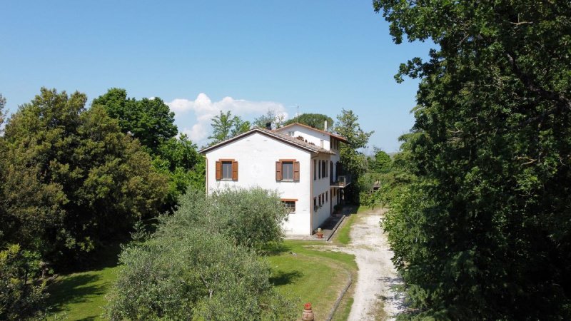 Hus på landet i Petriano