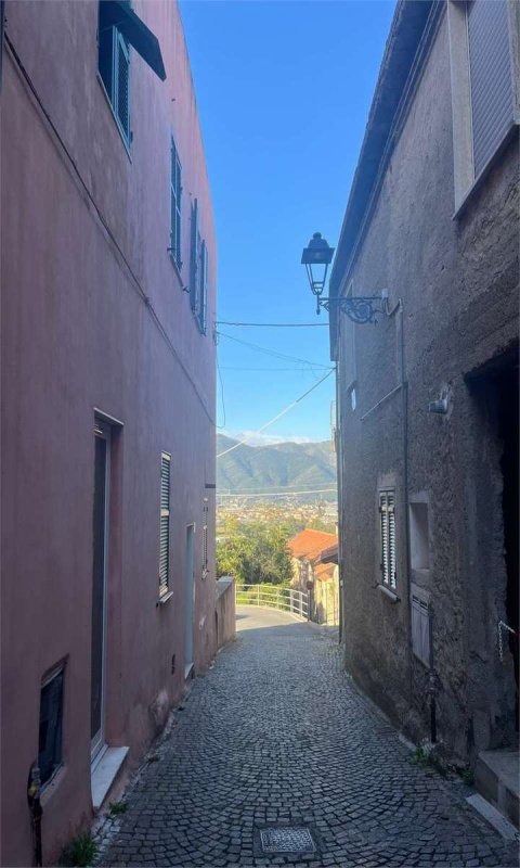 Half-vrijstaande woning in Albenga