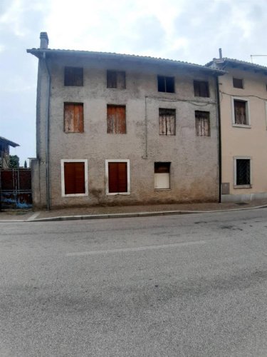 Klein huisje op het platteland in Lestizza