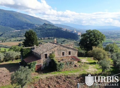 Klein huisje op het platteland in Assisi