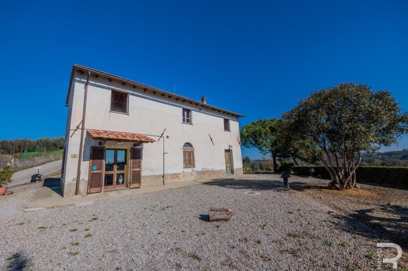 Особняк в Монтополи-ин-Валь-д'Арно